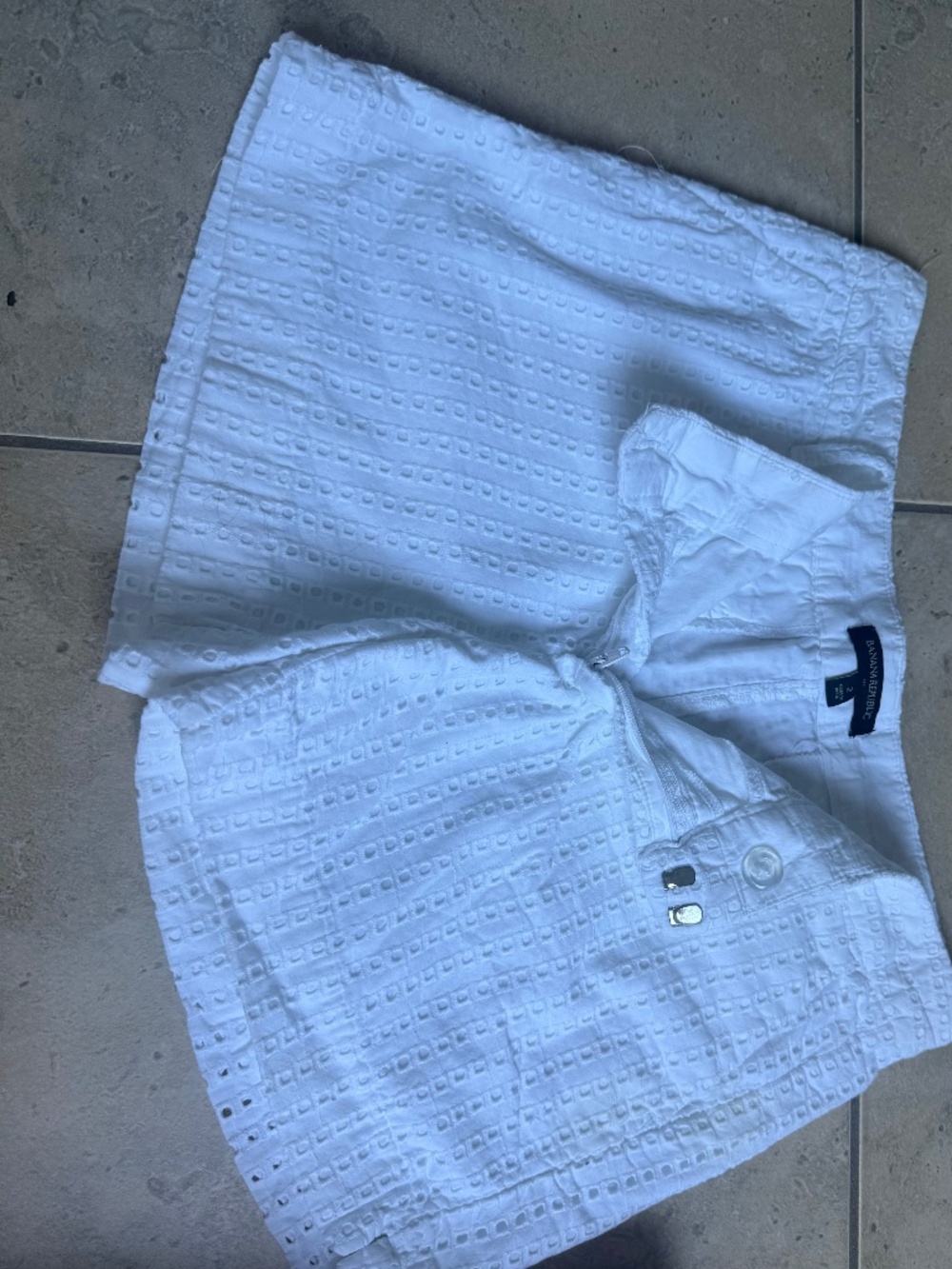 Banana Republic  White Textured Scallop Hem Shorts – Size [insert size]